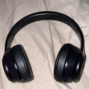 New Beats Solo wireless 3 with charger and case